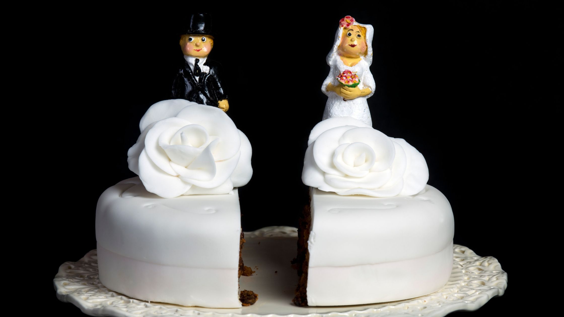 Split wedding cake symbolising marriage ending in divorce